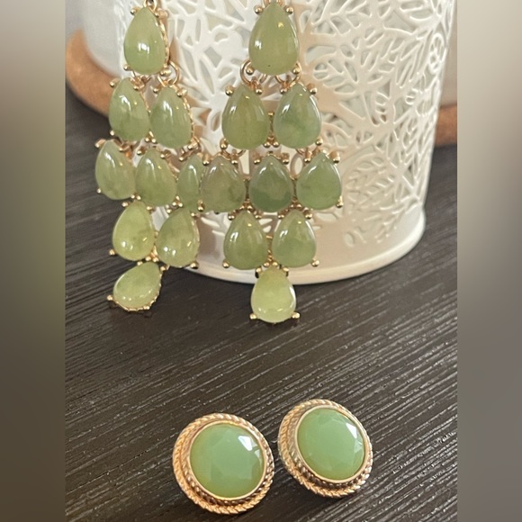 2 pairs of earrings both with green and gold tones - Picture 1 of 4